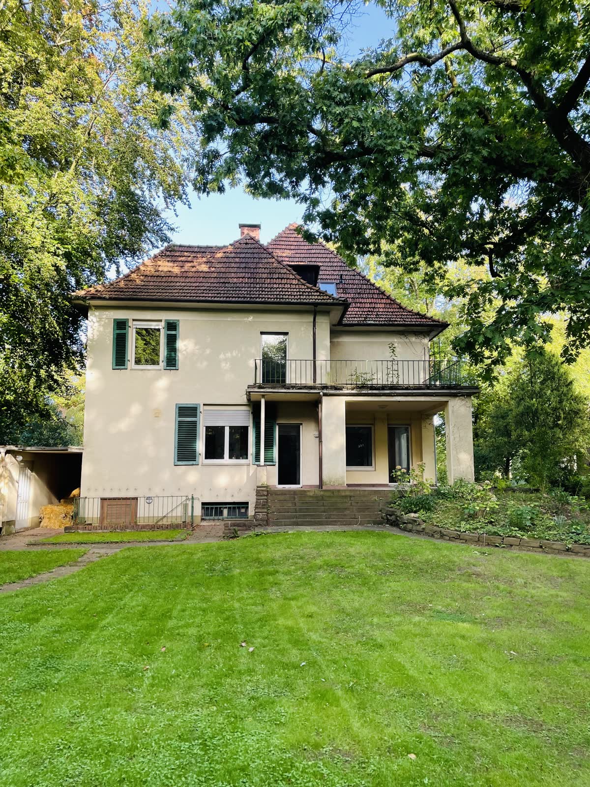 Die alte Villa mit der Rasenfläche davor
